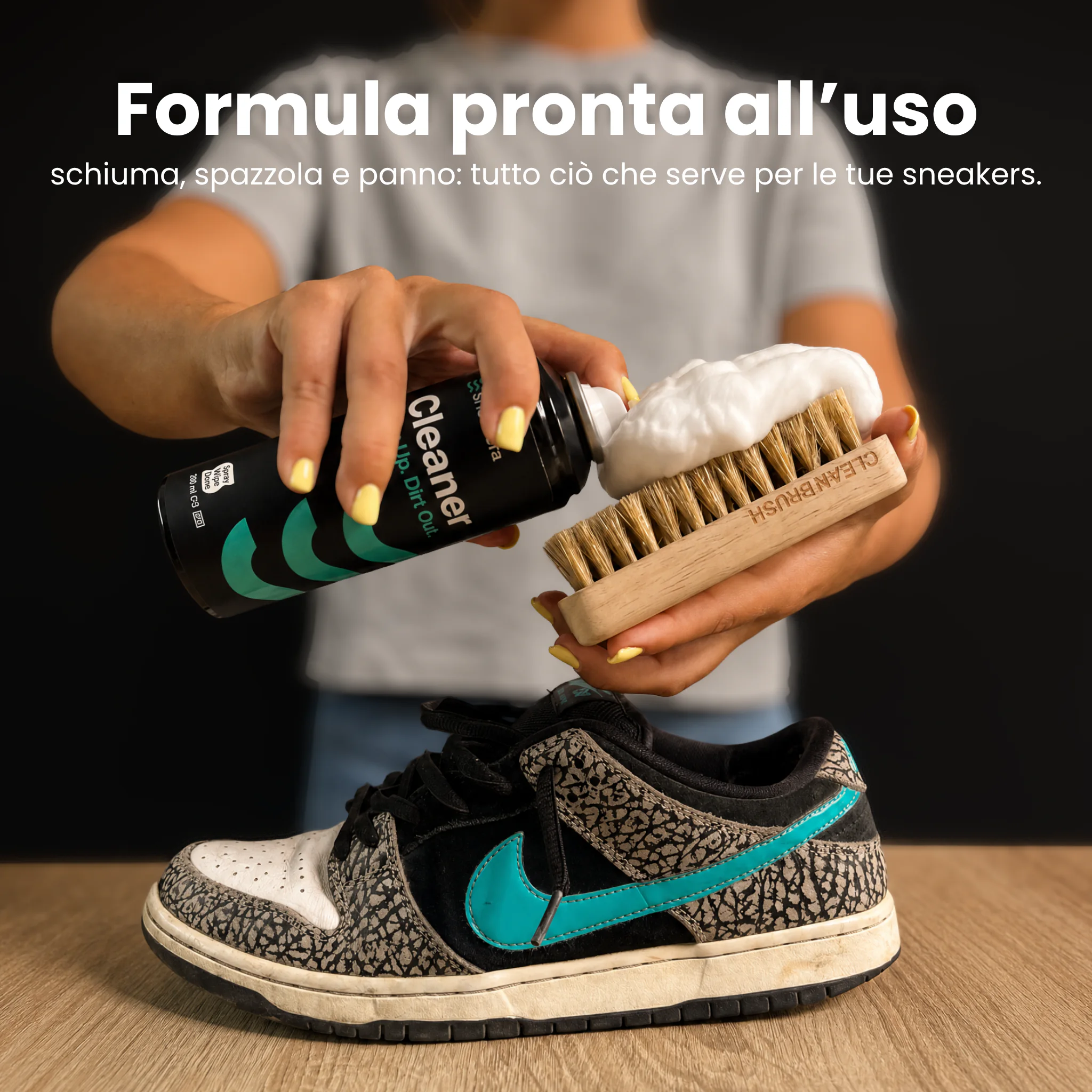 La schiuma Sneakera erogata sulla Clean Brush sopra una Nike SB Dunk