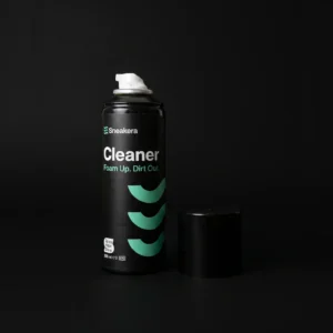 Il Cleaner Sneakera da 200 ml col tappo accanto, su fondo nero